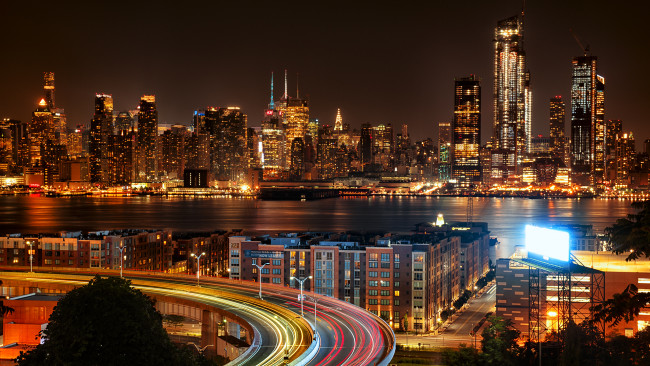 Обои картинки фото город, города, нью-йорк , сша, нью-йорк, ночь, огни, дорога, река, небоскребы, дома