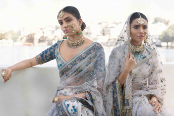 Картинка sabyasachi+mukherjee девушки sabyasachi mukherjee bollywood индианки две индианка девушка брюнетка красавица актриса поза украшения драгоценности индия макияж лицо
