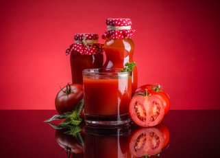 Картинка еда напитки +сок стакан отражение стол бутылки помидоры красный фон томатный сок заготовка