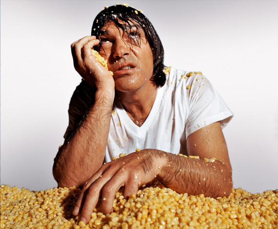 Обои картинки фото мужчины, antonio banderas, актер, футболка, кукуруза