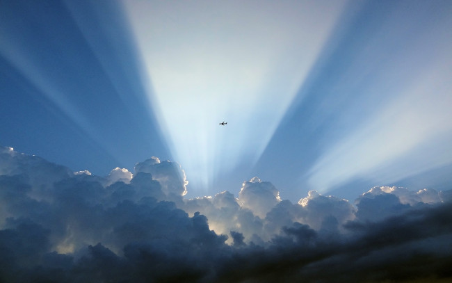 Обои картинки фото авиация, авиационный пейзаж, креатив, самолет, небо, лучи, облака