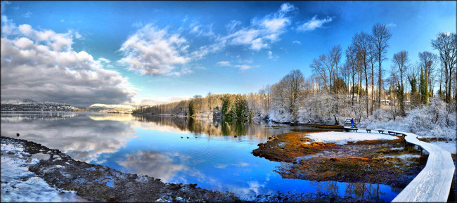 Обои картинки фото канада, британская, колумбия, природа, реки, озера, горы, панорама, дорожка, мостки, облака, озеро, лес, снег