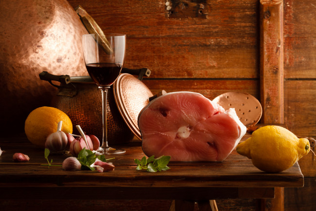 Обои картинки фото еда, натюрморт, рыба, тунец, лимоны, чеснок, вино