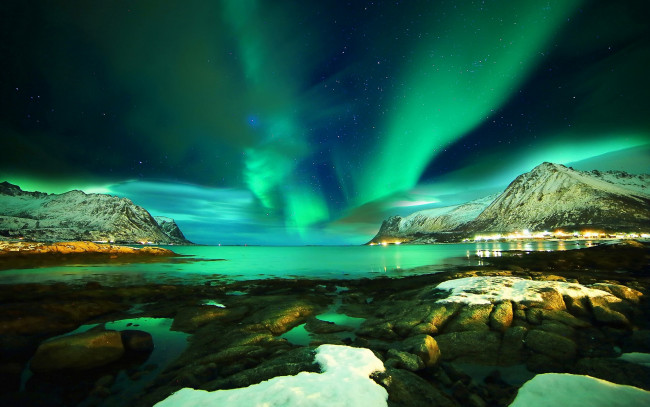 Обои картинки фото природа, северное сияние, снег, звезды, камни, ночь, норвегия, лофотенские, острова, norway, море, горы, lofoten, islands, северное, сияние