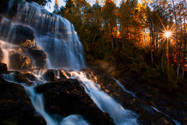 Обои картинки фото природа, водопады, скала, лес, осень, солнце, деревья