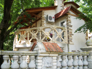 Картинка города -+здания +дома домик сербский парк кабардинка старый