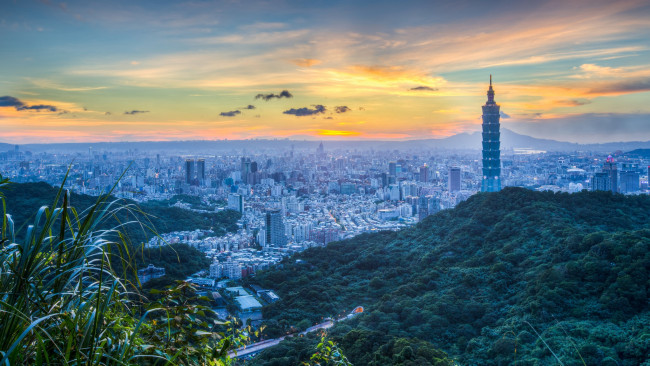 Обои картинки фото города, тайбэй , тайвань,  китай, рассвет, город, дымка, тайбэй, горы, облака, мегаполис, панорама, холм, горизонт, склон, желтые, утро, небоскребы, туман, высота, башня, здания, вид, растительность, холмы, голубой