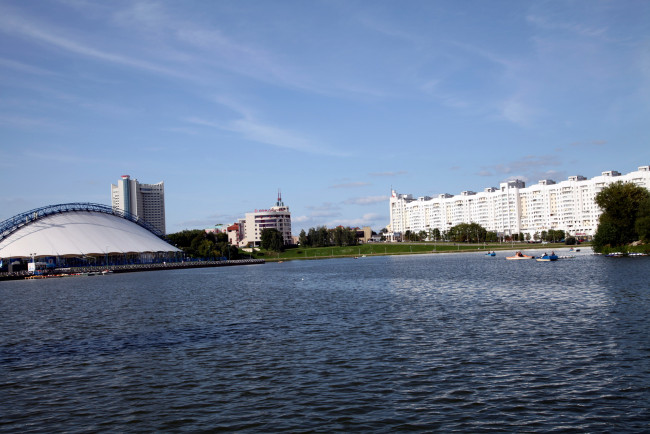Обои картинки фото города, минск , беларусь, река, лодки, здания