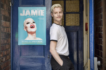 Картинка кино+фильмы everybody`s+talking+about+jamie парень дверь плакат