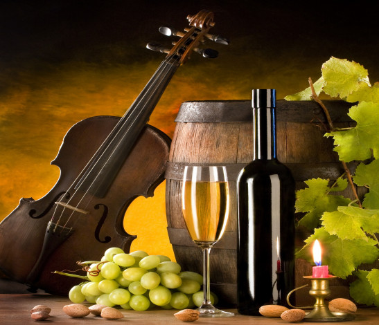 Обои картинки фото еда, напитки, вино, бочка, бокал, свеча, бутуль, виноград, орехи, скрипка