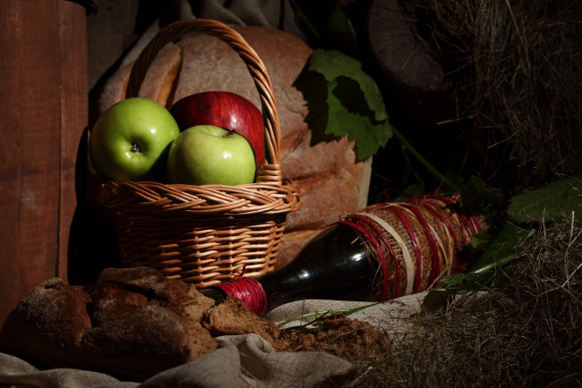 Обои картинки фото еда, натюрморт, бутылка, вино, яблоки, хлеб, корзина
