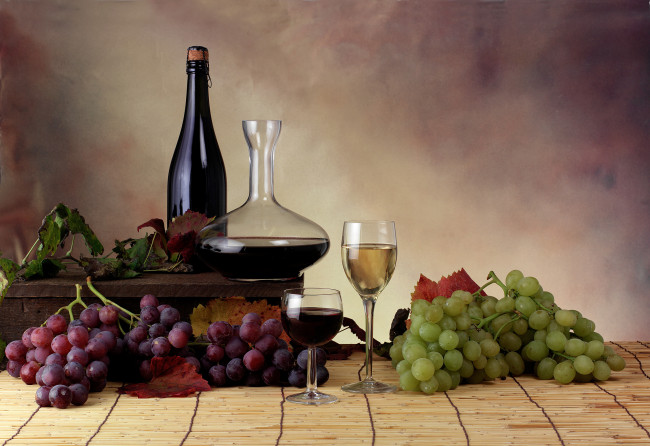 Обои картинки фото еда, напитки, вино, бокалы, графин, виноград, бутыль