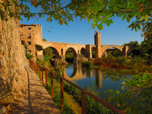 Картинка испания каталония бесалу города мосты река мост деревья дома