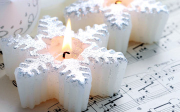 Картинка праздничные новогодние свечи снежинки ноты