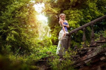 Картинка девушки -unsort+ блондинки anton komar photographer сказка корсет платье cinderella девушка руины лес деревья зелень старая лестница