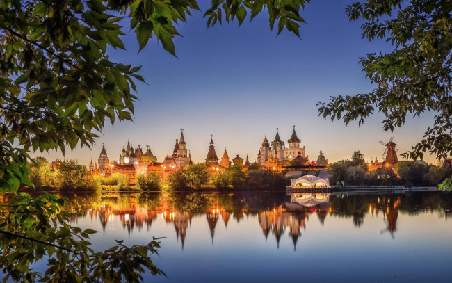 Обои картинки фото измайловский кремль, города, москва , россия, башни, крепость, вечер, листья, огни, озеро