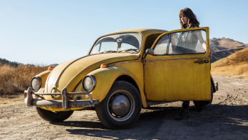 Картинка кино+фильмы bumblebee бамблби автомобиль кадр фантастика жёлтый hailee steinfeld хейли стайнфелд небо дорога девушка солнце