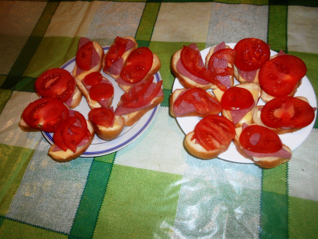 Обои картинки фото еда, бутерброды,  гамбургеры,  канапе, хлеб, колбаса, сыр, помидоры, томаты