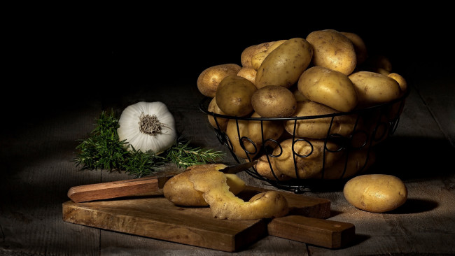 Обои картинки фото еда, картофель, клубни, чеснок