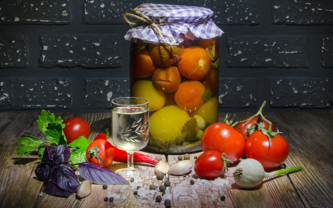 Обои картинки фото еда, консервация, помидоры, чеснок, базилик, водка