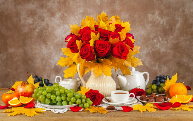 Обои картинки фото еда, натюрморт, розы, конфеты, виноград, листья, гранат