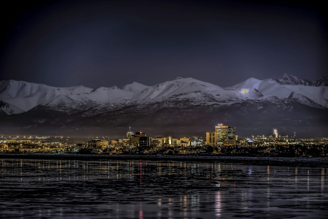 Обои картинки фото anchorage-alaska, города, - огни ночного города, америка, северная, огни, горы, пейзаж, город, отражение, вечер, alaska, anchorage