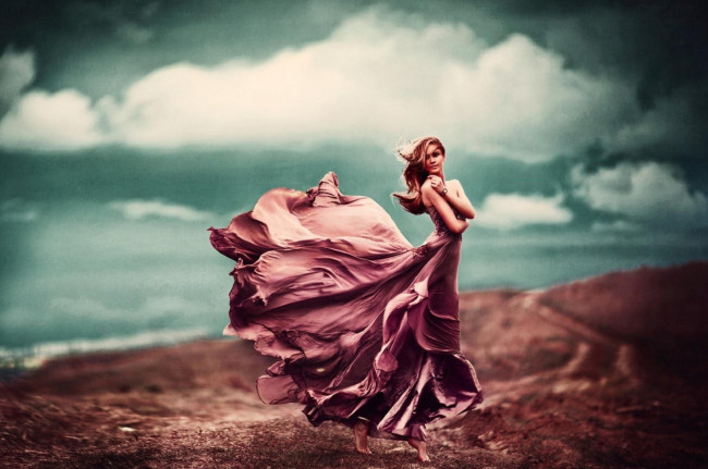 Обои картинки фото фэнтези, фотоарт, девушка, платье, ветер, облака