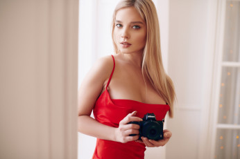 Картинка девушки катя+котаро катя котаро блондинка сергей якубицкий камера никон смотрит на зрителя модель женщины в помещении голые плечи красная одежда глубина резкости