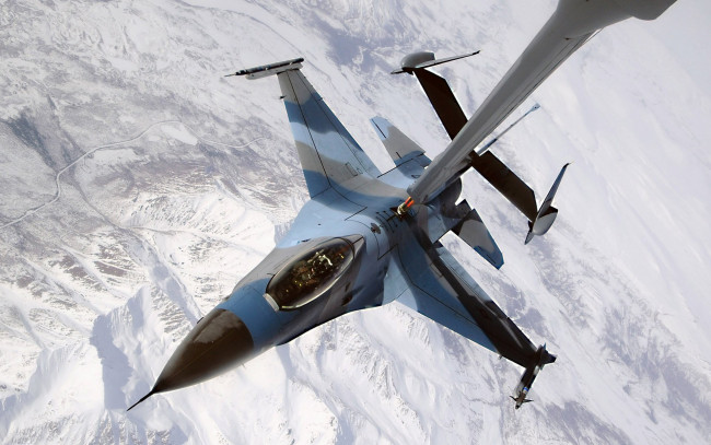 Обои картинки фото авиация, боевые самолёты, самолет, заправка, полет, горы, снег