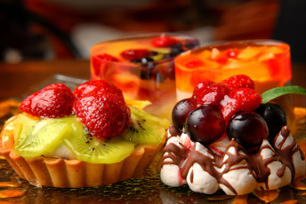 Картинка еда пирожные кексы печенье виноград тарталетка пирожное безе ягоды желе клубника киви