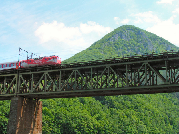 Обои картинки фото техника, поезда, гора, мост, поезд