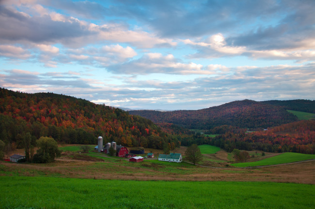 Обои картинки фото природа, пейзажи, ферма, долина, небо, осень