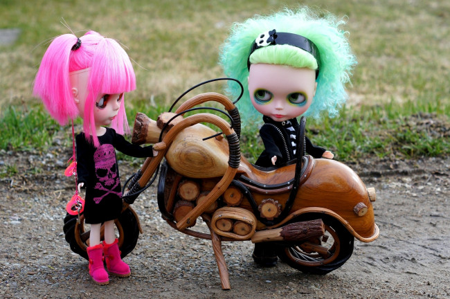 Обои картинки фото разное, игрушки, мотоцикл, куклы