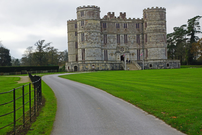 Обои картинки фото lulworth castle  англия, города, - дворцы,  замки,  крепости, lulworth, castle, англия, замок, трава, ландшафт
