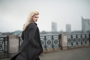 Картинка девушки laura+savicka дождь город пальто походка латвия рига модель laura savicka