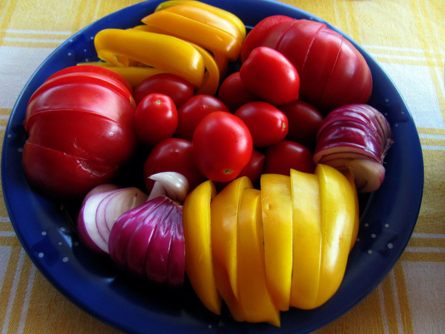 Обои картинки фото еда, овощи, перец, лук, помидоры