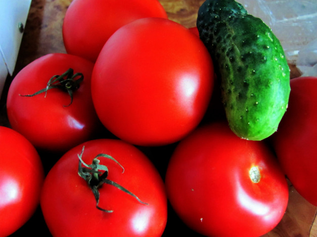 Обои картинки фото еда, овощи, помидоры, огурец, томаты