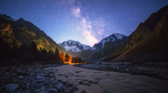 Обои картинки фото природа, горы, северный, кавказ, небо, ночь, звезды, камни, река, деревья, свет