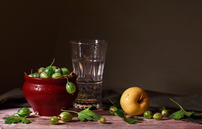 Обои картинки фото еда, фрукты,  ягоды, стакан, вода, крыжовник, яблоко