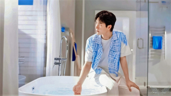 Обои картинки фото мужчины, wang yi bo, актер, рубашка, ванна