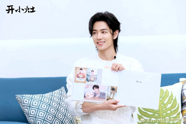 Обои картинки фото мужчины, xiao zhan, актер, альбом, диван, подушки