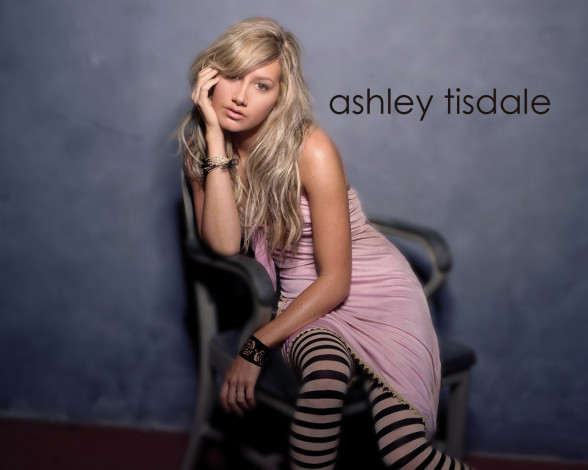 Обои картинки фото Ashley Tisdale, девушки, , , блондинка, кресло, розовое, платье, браслеты, полосатые, чулки