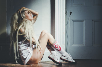 Картинка Sara+Fabel девушки кеды волосы ножки тату на полу