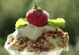 Картинка еда мороженое +десерты клубника орешки