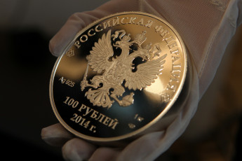 Картинка разное золото +купюры +монеты 100 рублей