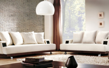 Картинка интерьер гостиная дизайн диваны белые подушки ковер столики лампы