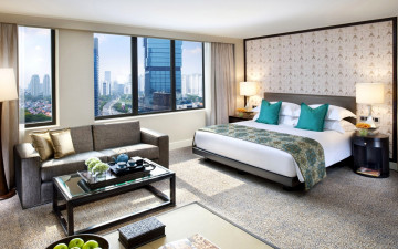 Картинка интерьер спальня дизайн стиль светлый белый серый кровать столики диван софа подушки окно вид город