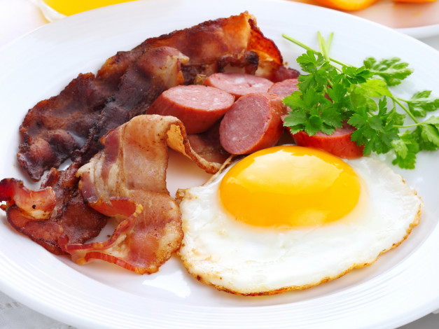 Обои картинки фото еда, Яичные блюда, яичница, колбаса, завтрак, бекон