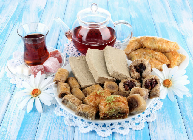 Обои картинки фото турецкие сладости, еда, пирожные,  кексы,  печенье, чай, чашка, халва