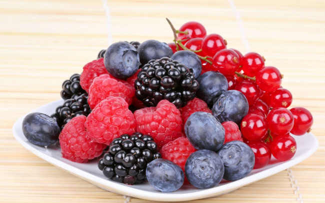 Обои картинки фото еда, фрукты,  ягоды, ягоды, фон, тарелка, смородина, черника, малина